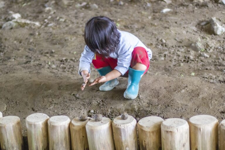 公園で泥だんごを作る