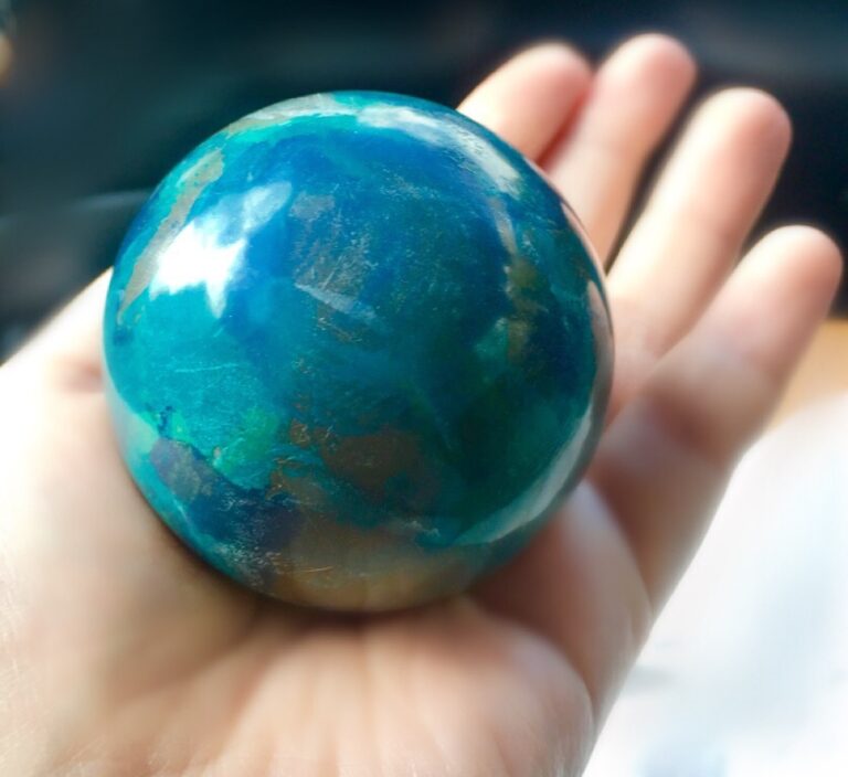 公園で泥だんごを作る